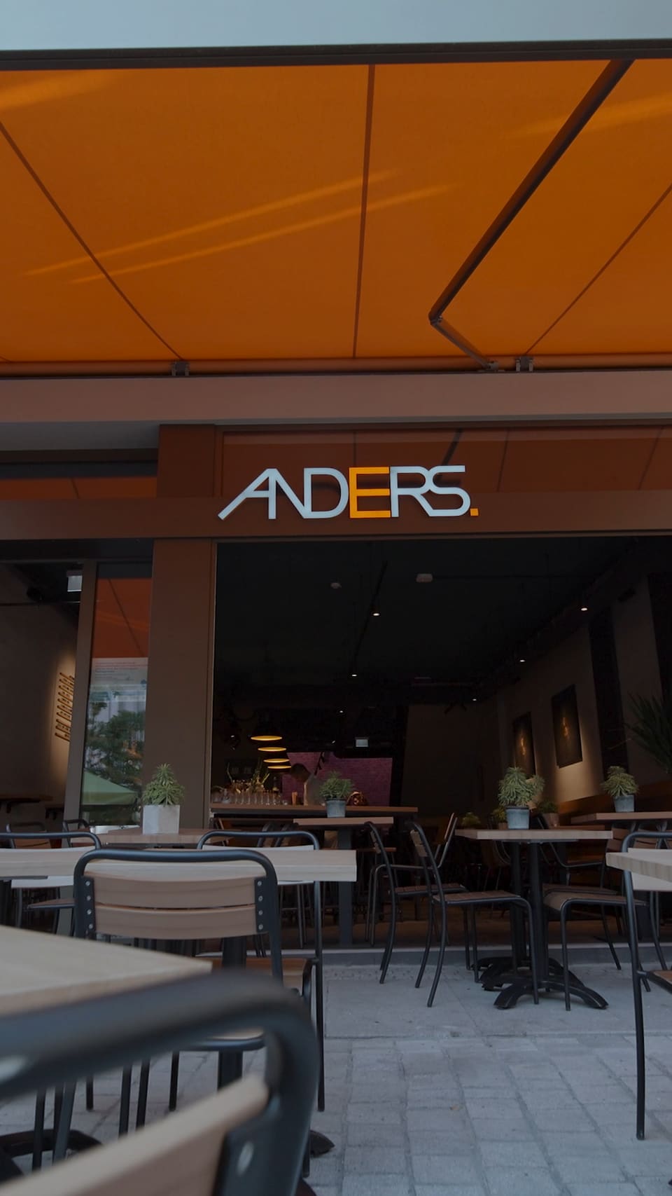 Außenansicht des ANDERS.CAFE am Eingang der Wagnergasse in Jena